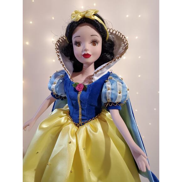 Disney Princess Snow White 14" Porcelain Brass Key Keepsake Doll Collectible - Picture 3 of 13